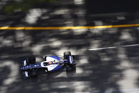 Det er ikke kun på banen der sker ting og sager, bag kulisserne og alle reklameskiltene kæmpes for tiden en magtkamp om Formel 1's fremtid